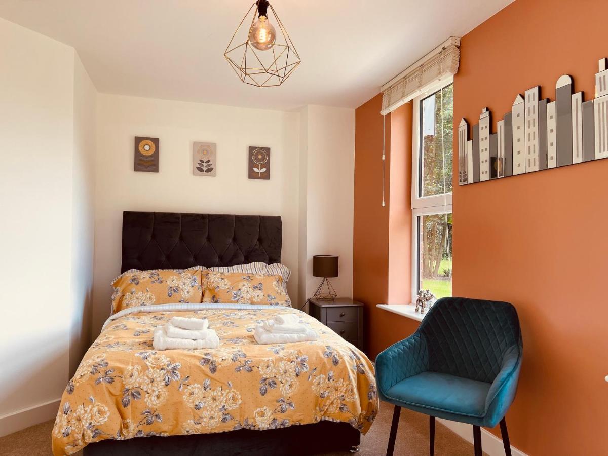 Вилла Cheerful 2-Bed Townhouse In Wakefield With Parking Экстерьер фото